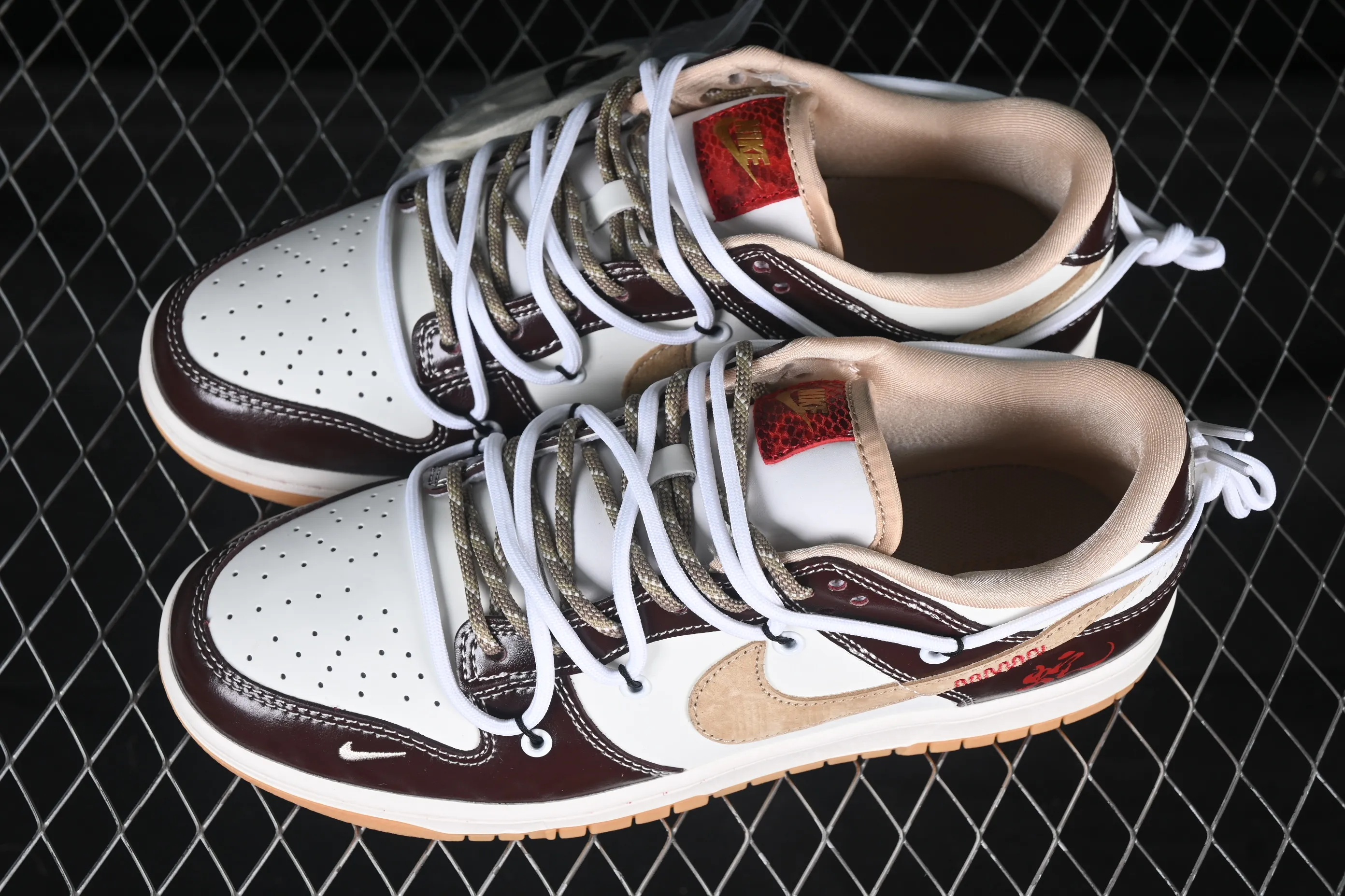 All categories Nk SB Dunk Series Nk SB Dunk Low High-end customized low-top sneakers Nike SB Dunk Low Year of the Snake series Strap glossy brown hook Anniversary high-end customized low-top casual sneakers YX5066-290